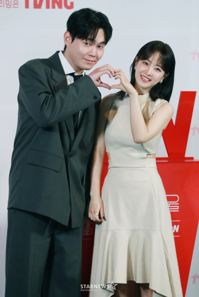 배우 류경수, 박보영이 21일 오후 서울 영등포CGV에서 진행된 tvN 토일드라마 '미지의 서울' 제작발표회에 참석해 포즈를 취하고 있다.  얼굴 빼고 모든 게 다른 쌍둥이 자매가 인생을 맞바꾸는 거짓말로 진짜 사랑과 인생을 찾아가는 로맨틱 성장 드라마 '미지의 서울'은 오는 24일 첫 방송된다. /2025.05.21 /사진=이동훈 photoguy@