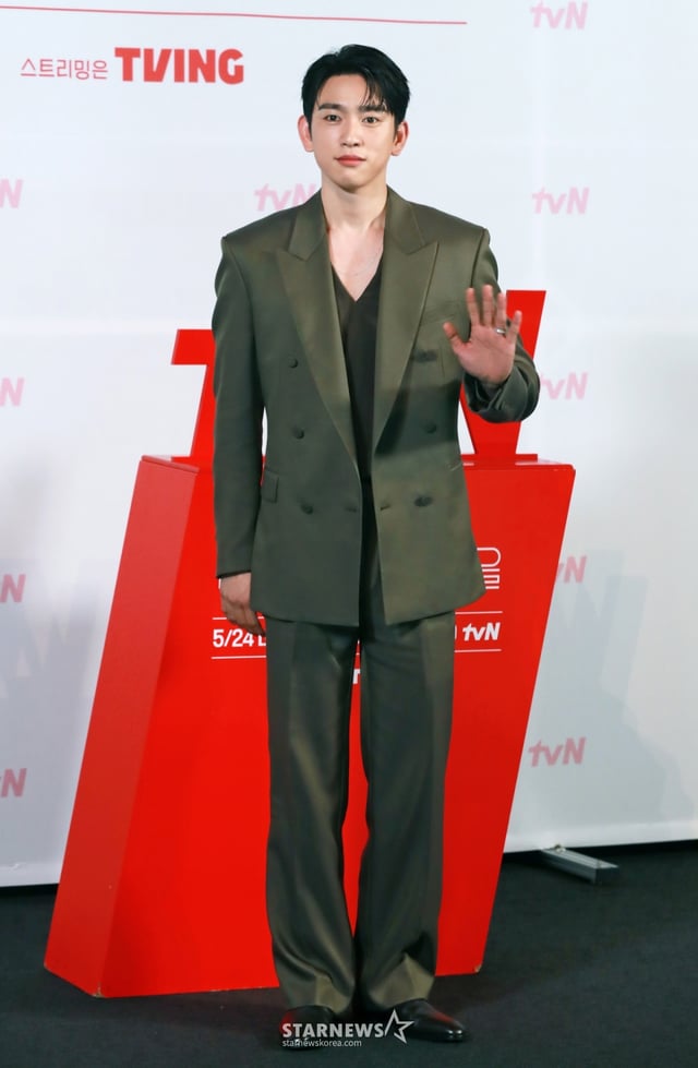 배우 박진영이 21일 오후 서울 영등포CGV에서 진행된 tvN 토일드라마 '미지의 서울' 제작발표회에 참석해 포즈를 취하고 있다. 얼굴 빼고 모든 게 다른 쌍둥이 자매가 인생을 맞바꾸는 거짓말로 진짜 사랑과 인생을 찾아가는 로맨틱 성장 드라마 '미지의 서울'은 오는 24일 첫 방송된다. /2025.05.21 /사진=이동훈 photoguy@