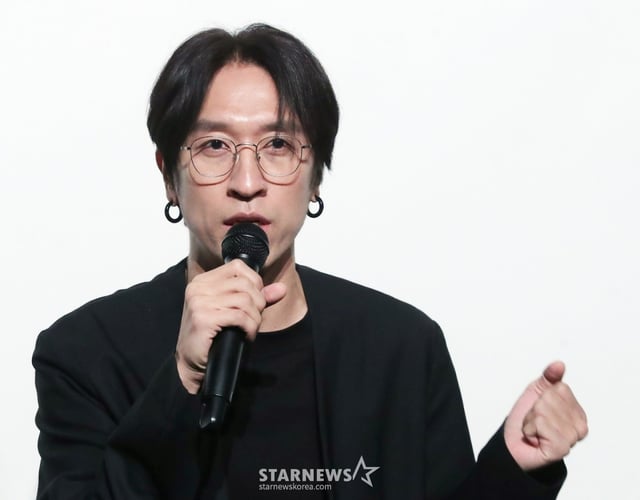 가수 백성현(코요테 빽가)이 20일 오전 서울 강남구 청담씨네시티 엠큐브에서 진행된 첫 EP 앨범 '큐어'(CURE) 발매 기념 음감회에 참석해 인사말을 하고 있다.  '큐어'에는 더블 타이틀곡 가창곡 '바람이 달빛이'와 연주곡 'Close My Eyes'를 비롯해 총 8곡이 담겼다. 2023.02.20