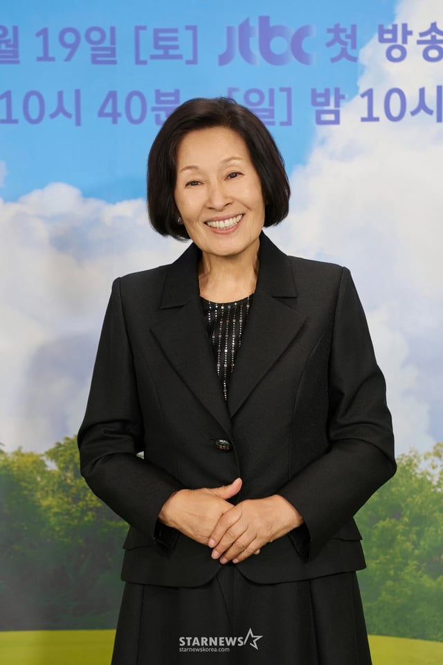 배우 김혜자가 18일 오후 온라인으로 진행된 JTBC 토일드라마 '천국보다 아름다운' 제작발표회에 참석해 포즈를 취하고 있다. 80세의 모습으로 천국에 도착한 해숙이 젊어진 남편 낙준과 재회하면서 벌어지는 현생 초월 로맨스 '천국보다 아름다운'은 오는 19일 첫 방송된다. /2025.04.18 /사진=이동훈 photoguy@