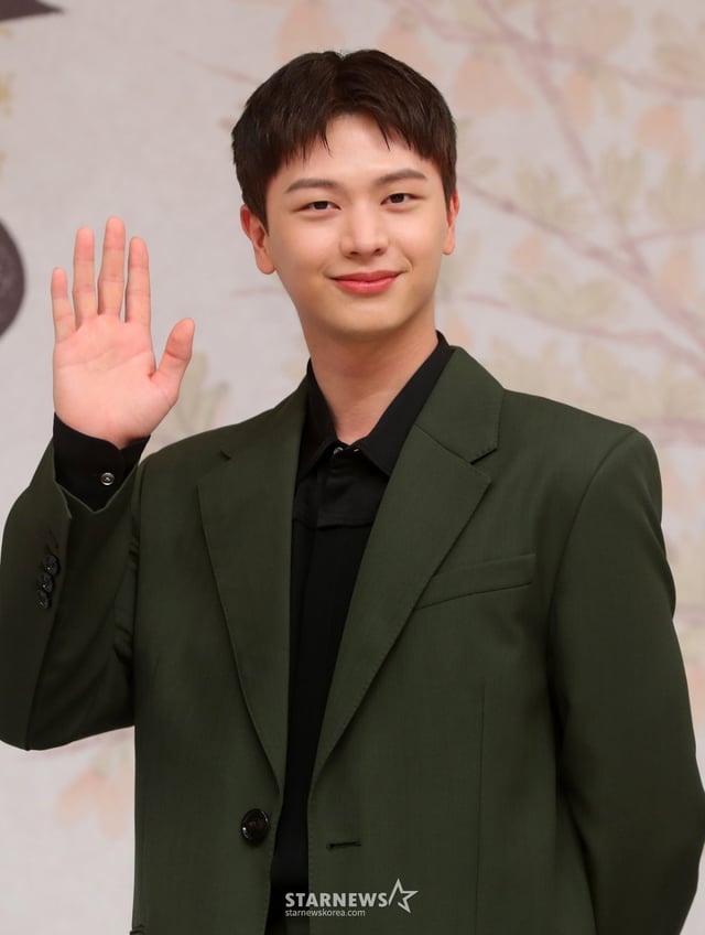 [서울=뉴시스] 김혜진 기자 = 배우 육성재가 17일 오후 서울 양천구 SBS 목동에서 열린 새 금토드라마 '귀궁' 제작발표회에서 포즈를 취하고 있다.  '귀궁'은 영매의 운명을 거부하는 무녀 여리와 여리의 첫사랑 윤갑의 몸에 갇힌 이무기 강철이가 왕가에 원한을 품은 팔척귀에 맞닥뜨리며 몸과 혼이 단단히 꼬여버리는 육신 쟁탈 판타지 로코다. 2025.04.17. jini@newsis.com /사진=김혜진