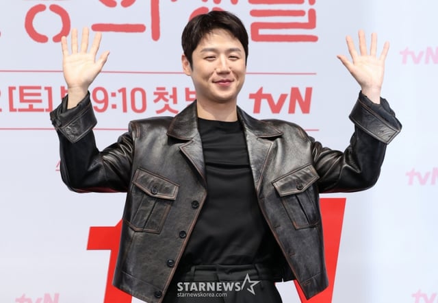 (서울=뉴스1) 권현진 기자 = 배우 정준원이 10일 서울 구로구 라마다서울신도림호텔에서 열린 tvN 새 토일드라마 '언제가는 슬기로울 전공의생활' 제작발표회에서 포즈를 취하고 있다. '언젠가는 슬기로울 전공의생활'은 의사 생활을 꿈꾸는 레지던트들이 입덕부정기를 거쳐 성장해 나가는 과정을 담은 '슬기로운 의사생활' 스핀오프 드라마다. 2025.4.10/뉴스1 Copyright © 뉴스1. All rights reserved. 무단 전재 및 재배포, AI학습 이용 금지. /사진=(서울=뉴스1) 권현진 기자