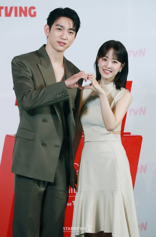 배우 박진영, 박보영이 21일 오후 서울 영등포CGV에서 진행된 tvN 토일드라마 '미지의 서울' 제작발표회에 참석해 포즈를 취하고 있다. 얼굴 빼고 모든 게 다른 쌍둥이 자매가 인생을 맞바꾸는 거짓말로 진짜 사랑과 인생을 찾아가는 로맨틱 성장 드라마 '미지의 서울'은 오는 24일 첫 방송된다. /2025.05.21 /사진=이동훈 photoguy@