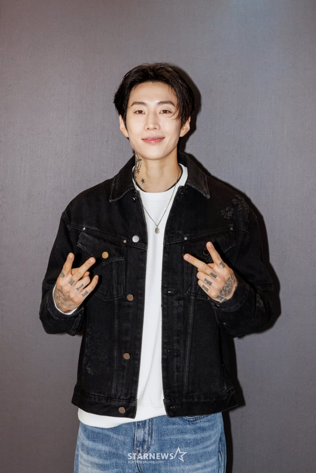 가수 박재범이 8일 오후 서울 CGV 청담시네시티에서 진행된 여섯 번째 정규앨범 '더 원 유 원티드(THE ONE YOU WANTED)' 발매 기념 음악감상회에 앞서 포즈를 취하고 있다. /사진제공=모어비전 2024.10.08 /사진=이동훈