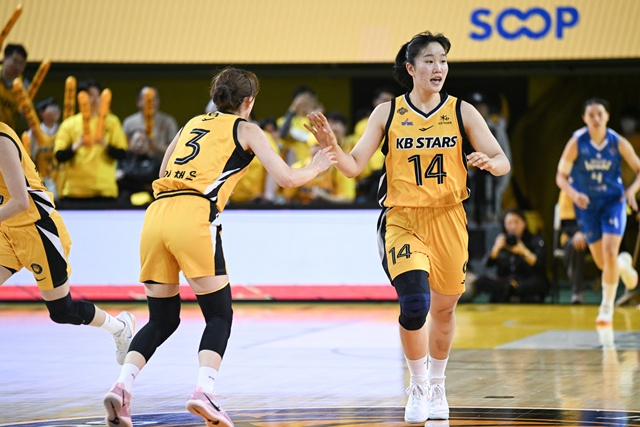 송윤하(오른쪽). /사진=WKBL 제공