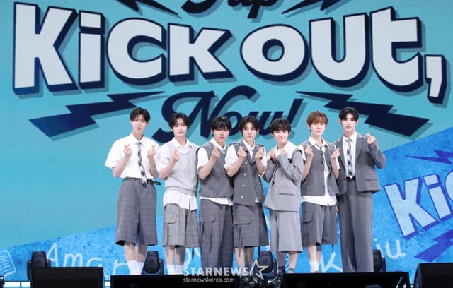 그룹 킥플립이 26일 서울 광진구 예스24라이브홀에서 진행된 미니 2집 앨범  'Kick Out, Flip Now!(킥 아웃, 플립 나우!)' 발매 기념 쇼케이스에서 포즈를 취하고 있다. /2025.05.26ㅋ /사진=김휘선 hwijpg@