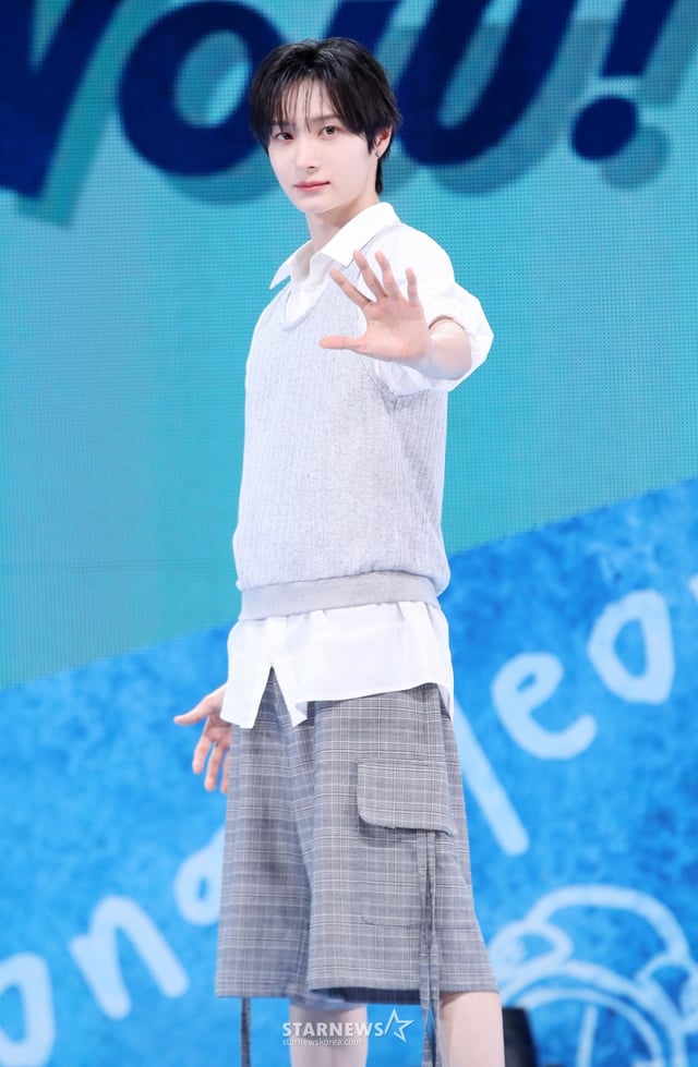 그룹 킥플립 동화가 26일 서울 광진구 예스24라이브홀에서 진행된 미니 2집 앨범  'Kick Out, Flip Now!(킥 아웃, 플립 나우!)' 발매 기념 쇼케이스에서 포즈를 취하고 있다. /2025.05.26 /사진=김휘선 hwijpg@