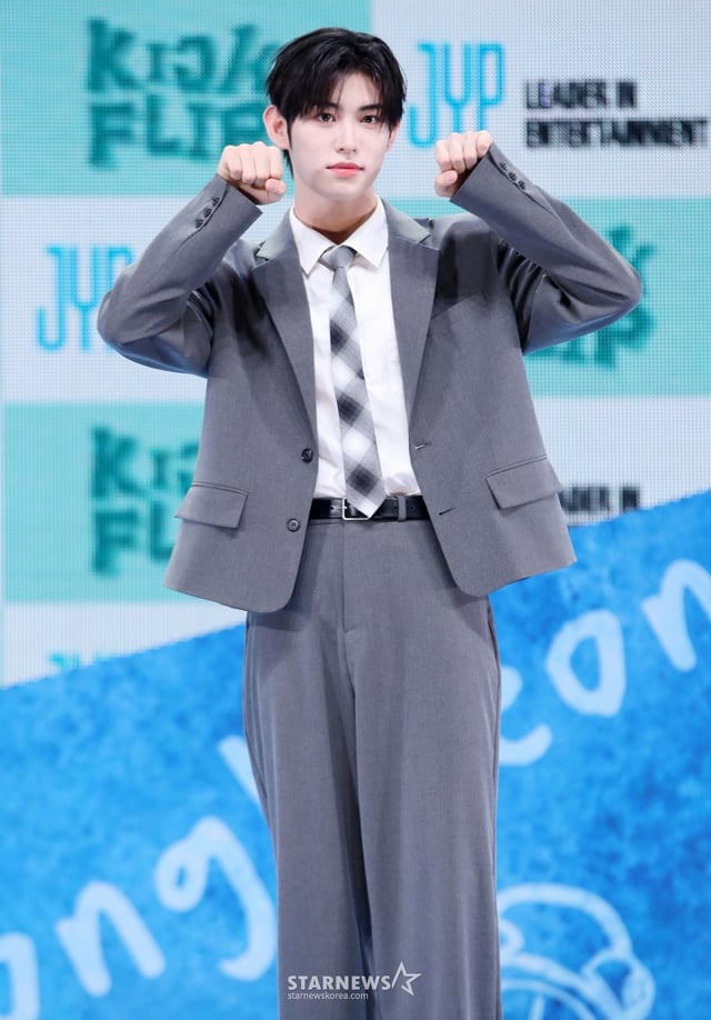 그룹 킥플립 민제가 26일 서울 광진구 예스24라이브홀에서 진행된 미니 2집 앨범  'Kick Out, Flip Now!(킥 아웃, 플립 나우!)' 발매 기념 쇼케이스에서 포즈를 취하고 있다. /2025.05.26 /사진=김휘선 hwijpg@