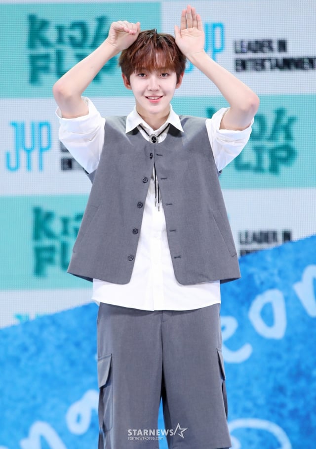그룹 킥플립 동현이 26일 서울 광진구 예스24라이브홀에서 진행된 미니 2집 앨범  'Kick Out, Flip Now!(킥 아웃, 플립 나우!)' 발매 기념 쇼케이스에서 포즈를 취하고 있다. /2025.05.26 /사진=김휘선 hwijpg@