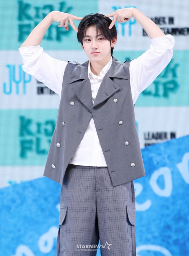 그룹 킥플립 계훈이 26일 서울 광진구 예스24라이브홀에서 진행된 미니 2집 앨범 'Kick Out, Flip Now!(킥 아웃, 플립 나우!)' 발매 기념 쇼케이스에서 포즈를 취하고 있다. /2025.05.26 /사진=김휘선 hwijpg@