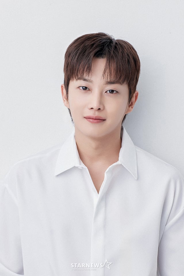 티빙 드라마 '샤크 : 더 스톰'의 배우 김민석이 27일 진행된 라운드 인터뷰를 위해 포즈를 취하고 있다. /사진제공=스프링컴퍼니 2025.05.27 /사진=김휘선 hwijpg@