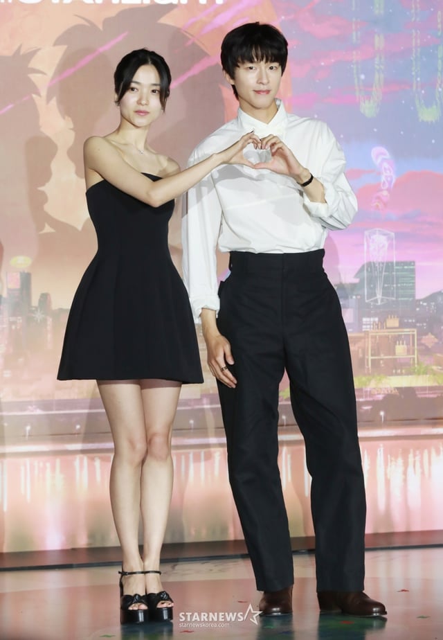 배우 김태리, 홍경이 27일 오후 서울 롯데시네마 건대입구점에서 진행된 넷플릭스 애니메이션 '이 별에 필요한' 기자간담회에 참석해 포즈를 취하고 있다. 2050년 서울, 화성 탐사를 꿈꾸는 우주인 난영과 뮤지션의 꿈을 접어둔 제이가 만나 꿈과 사랑을 향해 나아가는 로맨스 '이 별에 필요한'은 오는 30일에 공개된다. /2025.05.27 /사진=이동훈 photoguy@