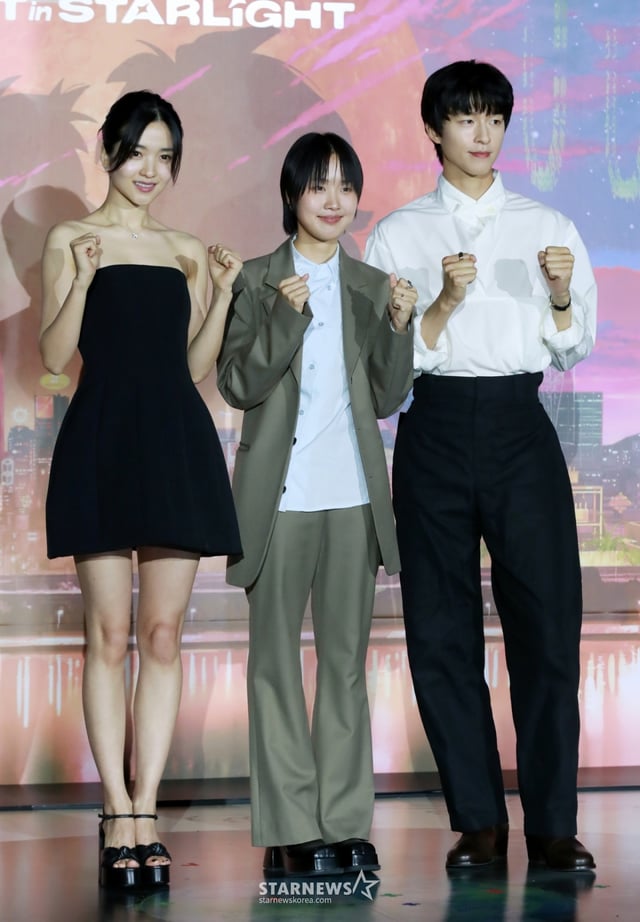 배우 김태리, 한지원 감독, 배우 홍경이 27일 오후 서울 롯데시네마 건대입구점에서 진행된 넷플릭스 애니메이션 '이 별에 필요한' 기자간담회에 참석해 포즈를 취하고 있다. 2050년 서울, 화성 탐사를 꿈꾸는 우주인 난영과 뮤지션의 꿈을 접어둔 제이가 만나 꿈과 사랑을 향해 나아가는 로맨스 '이 별에 필요한'은 오는 30일에 공개된다. /2025.05.27 /사진=이동훈 photoguy@