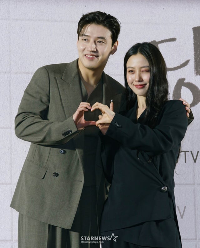 배우 강하늘, 고민시가 8일 오후 서울 마포구 상암동 스탠포드호텔에서 진행된 지니TV 드라마 '당신의 맛' 제작발표회에 참석해 포즈를 취하고 있다. /사진제공=지니TV 2025.05.08 /사진=이동훈 photoguy@