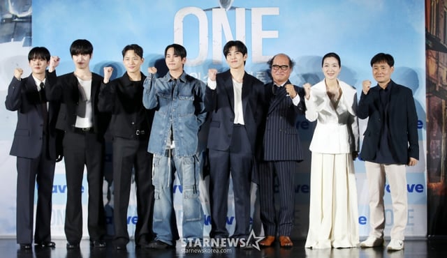 배우 이정하, 김도완, 유희제, 육준서, 임성균, 김상호, 김주령, 이성태 감독이 28일 서울 광진구 롯데시네마 건대입구에서 진행된 드라마 'ONE : 하이스쿨 히어로즈' 제작발표회에 참석해 포즈를 취하고 있다. /2025.05.28 /사진=김휘선 hwijpg@