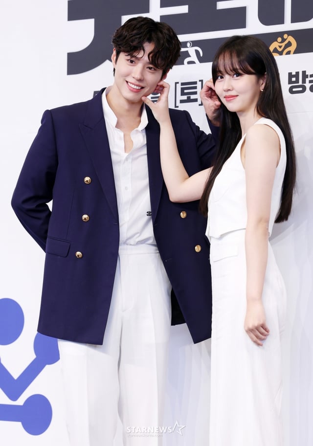 배우 박보검, 김소현이 29일 서울 구로구 더 링크 서울 트리뷰트 포트폴리오 호텔에서 열린 JTBC 토일 드라마 '굿보이' 제작발표회에서 포즈를 취하고 있다. /2025.05.29 /사진=김휘선 hwijpg@