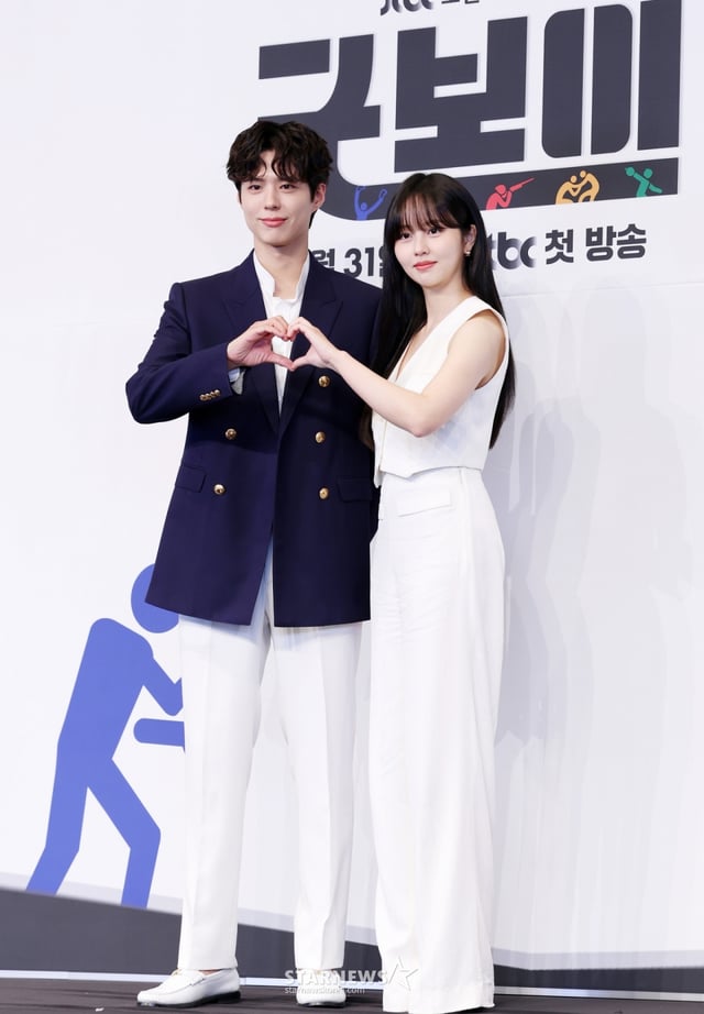 배우 박보검, 김소현이 29일 서울 구로구 더 링크 서울 트리뷰트 포트폴리오 호텔에서 열린 JTBC 토일 드라마 '굿보이' 제작발표회에서 포즈를 취하고 있다. /2025.05.29 /사진=김휘선 hwijpg@