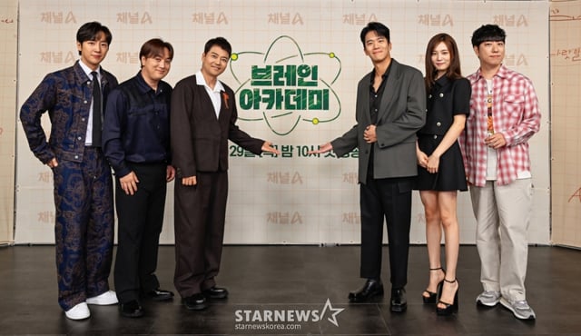 배우 이상엽, 개그맨 황제성, 방송인 전현무, 배우 하석진, 윤소희, 방송인 궤도가 29일 진행된 채널A 예능 '브레인 아카데미' 온라인 제작발표회에 참석해 포즈를 취하고 있다. /사진제공=채널A 2025.05.29 /사진=김휘선 hwijpg@