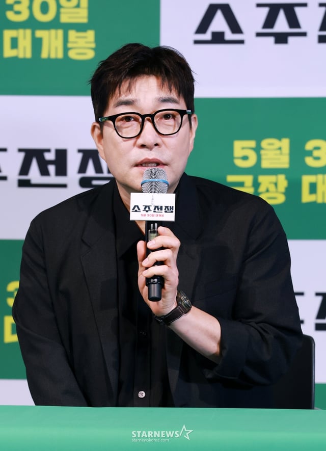 배우 손현주가 29일 오후 서울 CGV용산아이파크몰에서 진행된 영화 '소주전쟁' 언론배급시사회 및 기자간담회에 참석해 질문에 답하고 있다.   1997년 IMF 외환위기, 소주 회사가 곧 인생인 재무이사 종록과 오로지 성과만 추구하는 글로벌 투자사 직원 인범이 대한민국 국민 소주의 운명을 걸고 맞서는 이야기 '소주전쟁'은 오는 30일 개봉한다. /2025.05.29 /사진=이동훈 photoguy@