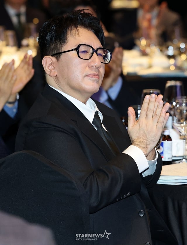 (서울=뉴스1) 박세연 기자 = 방시혁 하이브 이사회 의장이 20일 서울 여의도 FKI타워에서 열린 한경협 제64회 정기총회·새 CI 공개 행사에 참석해 박수치고 있다. 2025.2.20/뉴스1  Copyright © 뉴스1. All rights reserved. 무단 전재 및 재배포,  AI학습 이용 금지. /사진=(서울=뉴스1) 박세연 기자