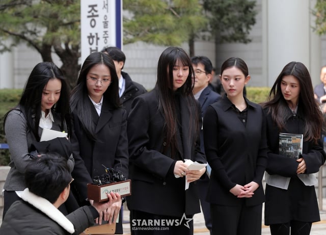 어도어가 뉴진스(NJZ) 멤버들을 상대로 제기한 '기획사 지위보전 및 광고계약 체결 등 금지 가처분' 첫 심문기일이 7일 오전 서울 서초구 중앙지방법원에서 열린 가운데 걸그룹 뉴진스가 입장을 밝히고 있다. 2025.03.07 /사진=김창현 chmt@