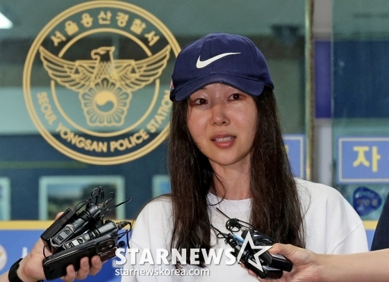 (서울=뉴스1) 장수영 기자 = 배임 혐의로 경찰조사를 마친 민희진 어도어 대표가 9일 오후 서울 용산경찰서에서 취재진의 질문에 답변하고 있다.   민 대표는 이날 오후 피고발인 조사를 받기 위해 용산경찰서에 출석했다. 이는 하이브가 업무상 배임 혐의로 민 대표를 고발한 것에 대한 첫 경찰 조사다. 2024.7.9/뉴스1  Copyright © 뉴스1. All rights reserved. 무단 전재 및 재배포,  AI학습 이용 금지. /사진=(서울=뉴스1) 장수영 기자