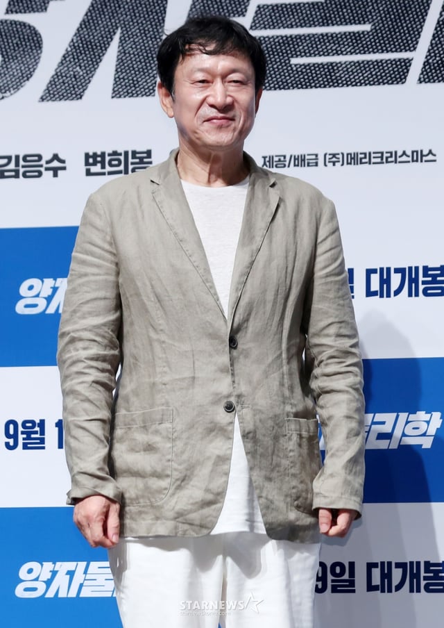 배우 김응수가 13일 오전 서울 강남구 압구정 CGV에서 진행된 영화 '양자물리학' 제작보고회에 참석해 포즈를 취하고 있다.