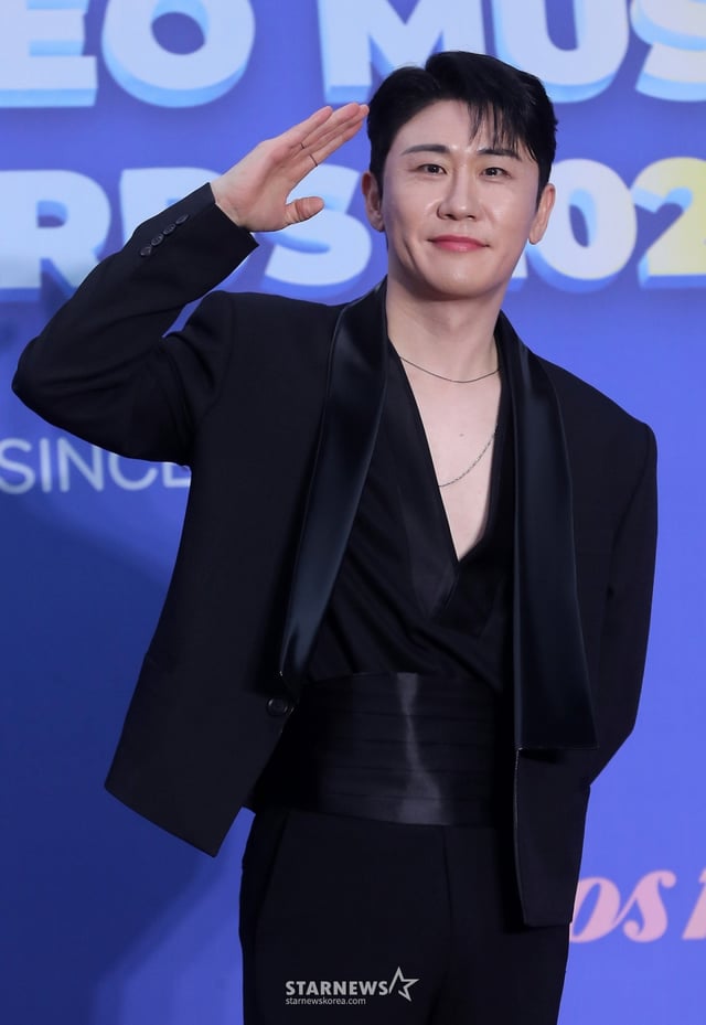 가수 영탁이 16일 오후 서울 중구 장충체육관에서 진행된 '한터뮤직어워즈 2024' 레드카펫 행사에 참석해 포즈를 취하고 있다. 2025.02.1 /사진=김창현 chmt@