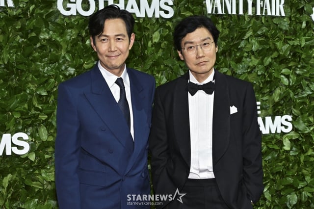 [뉴욕=AP/뉴시스] 넷플릭스 '오징어 게임'의 황동혁(오른쪽) 감독과 배우 이정재가 2일(현지 시간) 미국 뉴욕 월스트리트 치프리아니에서 열린 '2025 고담 텔레비전 어워즈'에 참석해 포토 타임을 갖고 있다. 황 감독은 이날 TV의 지평을 넓히고 크나큰 영향을 미친 창작자에게 수여되는 공로상(Creator Tribute)을 받았다. 2025.06.03. /사진=민경찬