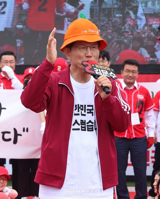 [제주=뉴시스] 우장호 기자 = 김문수 국민의힘 대선 후보가 2일 오전 제주시 일도일동 동문로터리에서 열린 유세에서 연설을 하고 있다. (제주도사진기자회) 2025.06.02. woo1223@newsis.com /사진=우장호