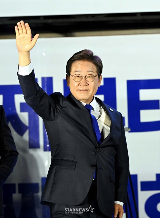 (서울=뉴스1) 안은나 기자 = 당선이 확실시된 이재명 더불어민주당 대통령 후보가 4일 서울 여의도 국회 앞에 마련된 민주당 국민개표방송시청 현장을 찾아 지지자들에게 인사하고 있다. (공동취재) 2025.6.4/뉴스1 Copyright © 뉴스1. All rights reserved. 무단 전재 및 재배포, AI학습 이용 금지. /사진=(서울=뉴스1) 안은나 기자