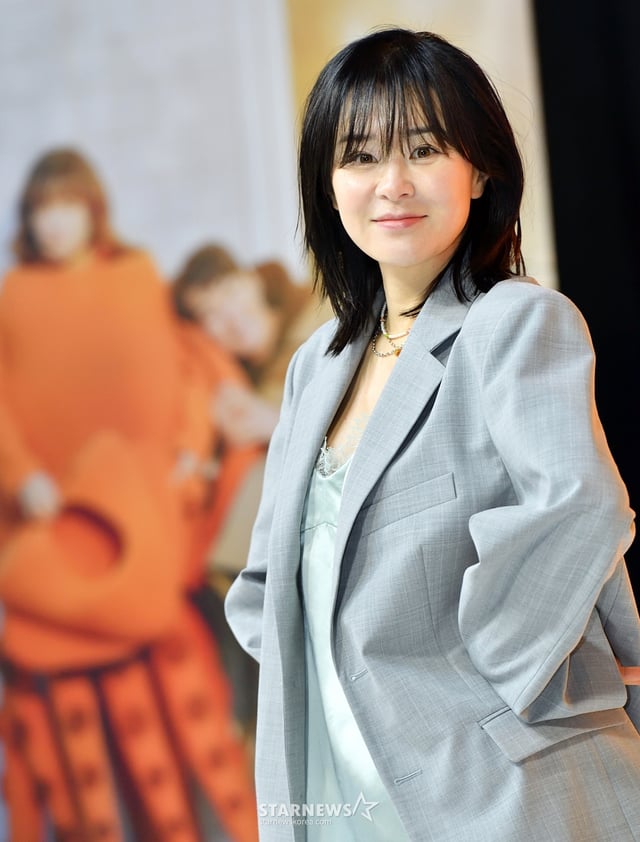 배우 최강희가 17일 오후 서울 여의도 KBS 별관에서 진행된 KBS 2TV 수목드라마 '안녕? 나야!' 온라인 제작발표회에 참석해 포즈를 취하고 있다.'안녕? 나야!'는 연애도 일도 꿈도 모두 뜨뜻미지근해진 37살의 주인공 반하니(최강희 분)에게 세상 어떤 것도 두렵지 않았고 모든 일에 뜨거웠던 17살의 내(이레 분)가 찾아와 나를 위로해 주는 판타지 성장 로맨틱 코미디 드라마다. / 사진제공 = KBS