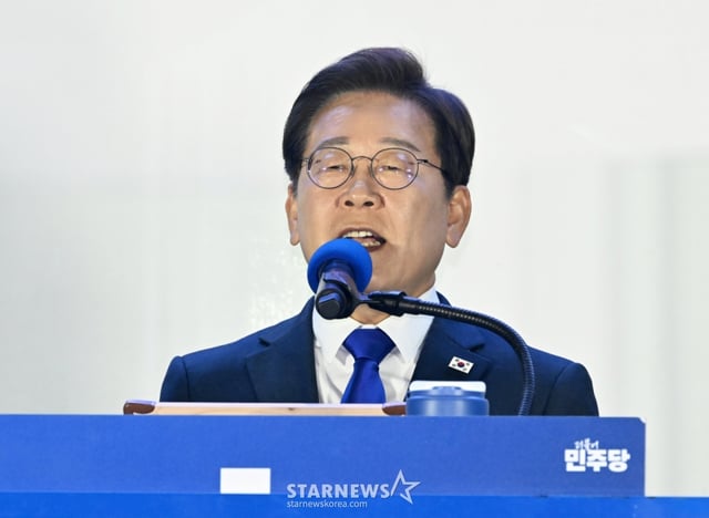 (서울=뉴스1) 안은나 기자 = 제21대 대통령 선거에서 당선이 확실해진 이재명 더불어민주당 후보가 4일 오전 서울 여의도 국회 앞에 마련된 개표방송 야외 무대에 올라 연설을 하고 있다. (공동취재) 2025.6.4/뉴스1  Copyright © 뉴스1. All rights reserved. 무단 전재 및 재배포,  AI학습 이용 금지. /사진=(서울=뉴스1) 안은나 기자