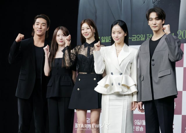 배우 서하준, 이루다, 장신영, 윤아정, 오창석이 5일 오전 서울 마포구 상암동 MBC 사옥에서 진행된 일일드라마 '태양을 삼킨 여자' 제작발표회에 참석해 포즈를 취하고 있다. 피해자가 가해자로 둔갑한 세상, 하나뿐인 딸의 이름으로 재벌가에 맞선 한 여자의 처절한 복수극을 그린 드라마 '태양을 삼킨 여자'는 오는 9일 첫 방송된다. /2025.06.05 /사진=이동훈 photoguy@