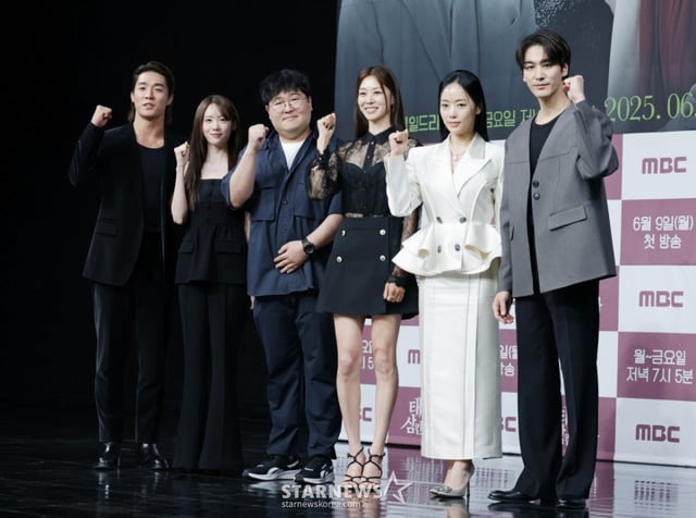 배우 서하준, 이루다, 김진형 PD, 배우 장신영, 윤아정, 오창석이 5일 오전 서울 마포구 상암동 MBC 사옥에서 진행된 일일드라마 '태양을 삼킨 여자' 제작발표회에 참석해 포즈를 취하고 있다. 피해자가 가해자로 둔갑한 세상, 하나뿐인 딸의 이름으로 재벌가에 맞선 한 여자의 처절한 복수극을 그린 드라마 '태양을 삼킨 여자'는 오는 9일 첫 방송된다. /2025.06.05 /사진=이동훈 photoguy@