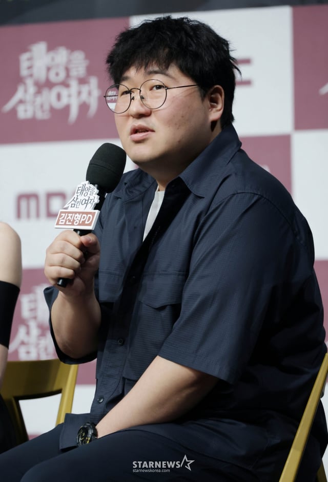 김진형 PD가 5일 오전 서울 마포구 상암동 MBC 사옥에서 진행된 일일드라마 '태양을 삼킨 여자' 제작발표회에 참석해 질문에 답하고 있다. 피해자가 가해자로 둔갑한 세상, 하나뿐인 딸의 이름으로 재벌가에 맞선 한 여자의 처절한 복수극을 그린 드라마 '태양을 삼킨 여자'는 오는 9일 첫 방송된다. /2025.06.05 /사진=이동훈 photoguy@