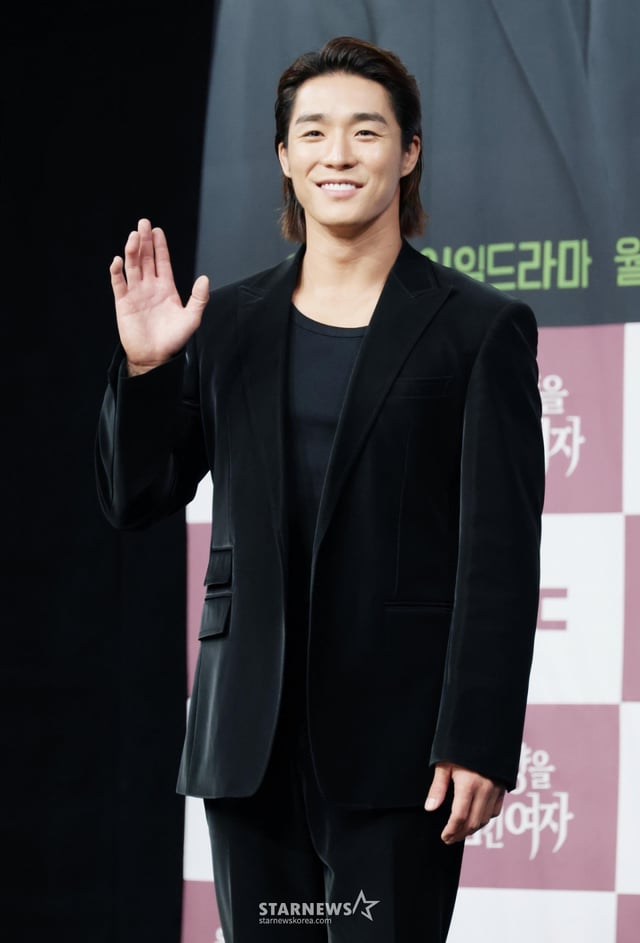 배우 서하준이 5일 오전 서울 마포구 상암동 MBC 사옥에서 진행된 일일드라마 '태양을 삼킨 여자' 제작발표회에 참석해 포즈를 취하고 있다. 피해자가 가해자로 둔갑한 세상, 하나뿐인 딸의 이름으로 재벌가에 맞선 한 여자의 처절한 복수극을 그린 드라마 '태양을 삼킨 여자'는 오는 9일 첫 방송된다. /2025.06.05 /사진=이동훈 photoguy@