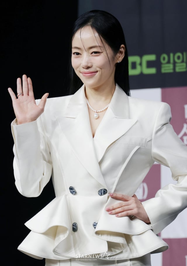 배우 윤아정이 5일 오전 서울 마포구 상암동 MBC 사옥에서 진행된 일일드라마 '태양을 삼킨 여자' 제작발표회에 참석해 포즈를 취하고 있다. 피해자가 가해자로 둔갑한 세상, 하나뿐인 딸의 이름으로 재벌가에 맞선 한 여자의 처절한 복수극을 그린 드라마 '태양을 삼킨 여자'는 오는 9일 첫 방송된다. /2025.06.05 /사진=이동훈 photoguy@