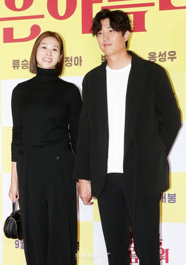배우 장신영, 강경준 부부가 26일 오후 서울 송파구 롯데월드 타워 롯데시네마에서 열린 영화 '인생은 아름다워' VIP 시사회에 참석해 포즈를 취하고 있다. '인생은 아름다워'는 자신의 생일선물로 첫사랑을 찾아 달라는 황당한 요구를 한 아내 세연(염정아 분)과 마지못해 그녀와 함께 전국 곳곳을 누비며 과거로의 여행을 떠나게 된 남편 진봉(류승룡 분)이 흥겨운 리듬과 멜로디로 우리의 인생을 노래하는 국내 최초의 주크박스 뮤지컬 영화다. 오는 28일 개봉. 2022.09.26