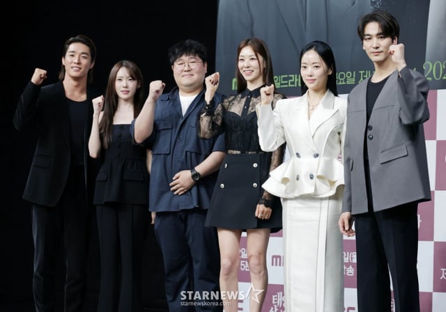 배우 서하준, 이루다, 김진형 PD, 배우 장신영, 윤아정, 오창석이 5일 오전 서울 마포구 상암동 MBC 사옥에서 진행된 일일드라마 '태양을 삼킨 여자' 제작발표회에 참석해 포즈를 취하고 있다. 피해자가 가해자로 둔갑한 세상, 하나뿐인 딸의 이름으로 재벌가에 맞선 한 여자의 처절한 복수극을 그린 드라마 '태양을 삼킨 여자'는 오는 9일 첫 방송된다. /2025.06.05 /사진=이동훈 photoguy@