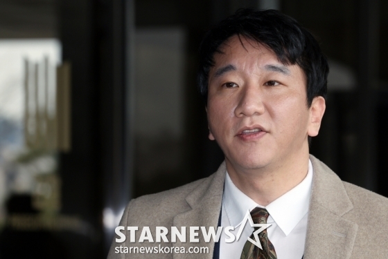 (서울=뉴스1) 박정호 기자 = 주수호 대한의사협회 의대정원 증원 저지를 위한 비상대책위원회 언론홍보위원장을 대리해 법무법인 존재의 노종언 변호사가 11일 오후 서울 서초구 서울중앙지방검찰청에서 위조 의협 공문 일명 '전공의 블랙리스트' 인터넷 유포 악플러에 대한 고발장 제출에 앞서 취재진의 질문에 답하고 있다. 2024.3.11/뉴스1  Copyright © 뉴스1. All rights reserved. 무단 전재 및 재배포,  AI학습 이용 금지. /사진=(서울=뉴스1) 박정호 기자