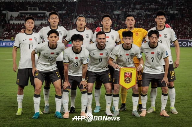 5일 인도네시아 자카르타의 겔로라붕카르노 스타디움에서 열린 인도네시아와 2026 국제축구연맹(FIFA) 북중미 월드컵 아시아 3차 예선 C조 9차전을 앞두고 기념사진을 찍고 있는 중국축구대표팀 선수들. /AFPBBNews=뉴스1