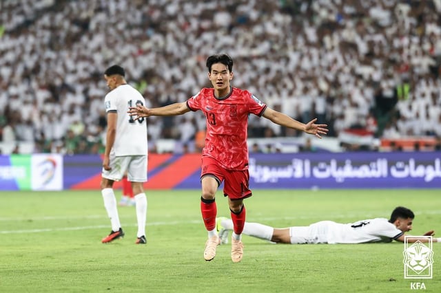 김진규가 6일(한국시간) 이라크 바스라 국제경기장에서 열린 이라크와의 2026 국제축구연맹(FIFA) 북중미 월드컵 아시아 3차 예선에서 골을 터뜨린 뒤 골 세리머니를 하고 있다. /사진=대한축구협회 제공