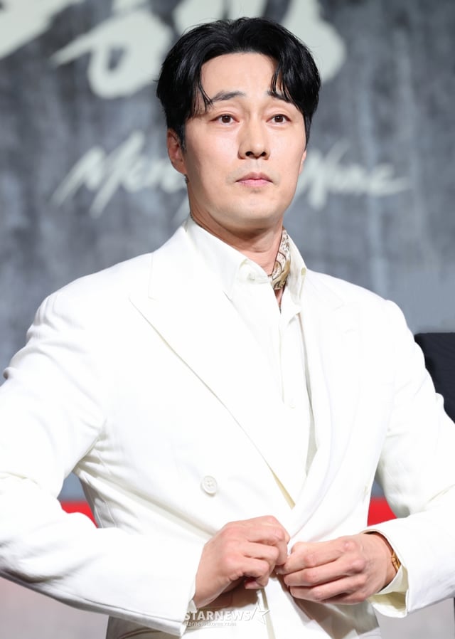 (서울=뉴스1) 권현진 기자 = 배우 소지섭이 5일 오전 서울 중구 장충로 앰버서더 서울 풀만 호텔에서 열린 넷플릭스 '광장' 제작발표회에 참석해 포즈를 취하고 있다.  ‘광장’은 스스로 아킬레스건을 자르고 광장 세계를 떠났던 남기준(소지섭)이 조직의 2인자였던 동생 남기석(이준혁)의 죽음으로 11년 만에 돌아와 복수를 위해 그 배후를 파헤치는 누아르 액션으로 오는 6일 첫 공개 예정이다. 2025.6.5/뉴스1  Copyright © 뉴스1. All rights reserved. 무단 전재 및 재배포,  AI학습 이용 금지. /사진=(서울=뉴스1) 권현진 기자