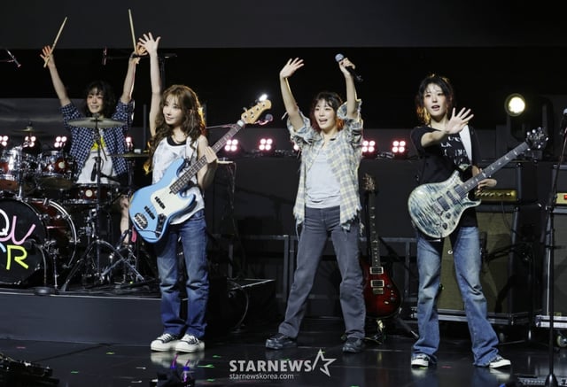 밴드 QWER이 9일 오후 서울 창천동 예스24 원더로크홀에서 진행된 미니 3집 '난 네 편이야, 온 세상이 불협일지라도' 쇼케이스에서 신곡을 선보이고 있다.  이번 앨범의 타이틀곡 '눈물참기'는 눈물을 참을 수 없는 슬픔에도 희망찬 내일을 위해 다시 한 걸음 내딛는 곡으로 멤버 전원이 작사에 참여했다. /2025.06.09 /사진=이동훈 photoguy@