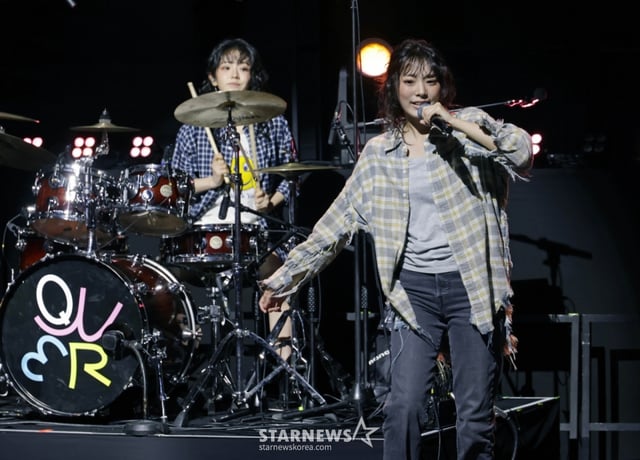 밴드 QWER이 9일 오후 서울 창천동 예스24 원더로크홀에서 진행된 미니 3집 '난 네 편이야, 온 세상이 불협일지라도' 쇼케이스에서 신곡을 선보이고 있다.  이번 앨범의 타이틀곡 '눈물참기'는 눈물을 참을 수 없는 슬픔에도 희망찬 내일을 위해 다시 한 걸음 내딛는 곡으로 멤버 전원이 작사에 참여했다. /2025.06.09 /사진=이동훈 photoguy@