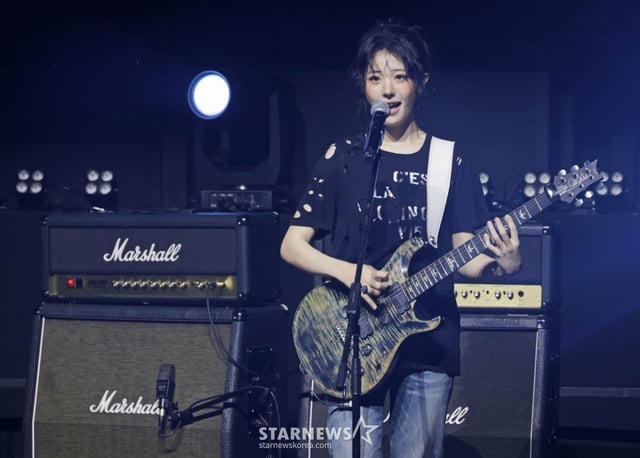밴드 QWER 히나가 9일 오후 서울 창천동 예스24 원더로크홀에서 진행된 미니 3집 '난 네 편이야, 온 세상이 불협일지라도' 쇼케이스에서 신곡을 선보이고 있다.  이번 앨범의 타이틀곡 '눈물참기'는 눈물을 참을 수 없는 슬픔에도 희망찬 내일을 위해 다시 한 걸음 내딛는 곡으로 멤버 전원이 작사에 참여했다. /2025.06.09 /사진=이동훈 photoguy@