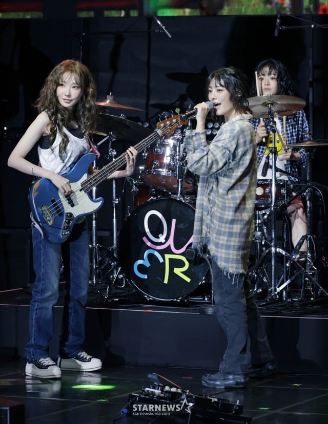 밴드 QWER이 9일 오후 서울 창천동 예스24 원더로크홀에서 진행된 미니 3집 '난 네 편이야, 온 세상이 불협일지라도' 쇼케이스에서 신곡을 선보이고 있다.  이번 앨범의 타이틀곡 '눈물참기'는 눈물을 참을 수 없는 슬픔에도 희망찬 내일을 위해 다시 한 걸음 내딛는 곡으로 멤버 전원이 작사에 참여했다. /2025.06.09 /사진=이동훈 photoguy@