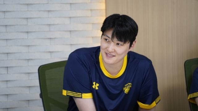 현대건설 김희진이 9일 경기도 용인시에 위치한 현대건설 체육관에서 열린 기자회견에서 취재진과 인터뷰하고 있다. /사진=현대건설 배구단 제공