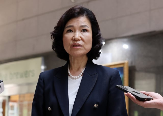 (서울=뉴스1) 박세연 기자 = 이진숙 방통위원장이 21일 서울 송파구 한국인터넷진흥원 서울청사에서 열린 SKT 해킹 관련 이통사 점검회의에 참석하며 취재진 질문에 답하고 있다. 2025.5.21/뉴스1  Copyright © 뉴스1. All rights reserved. 무단 전재 및 재배포,  AI학습 이용 금지. /사진=(서울=뉴스1) 박세연 기자